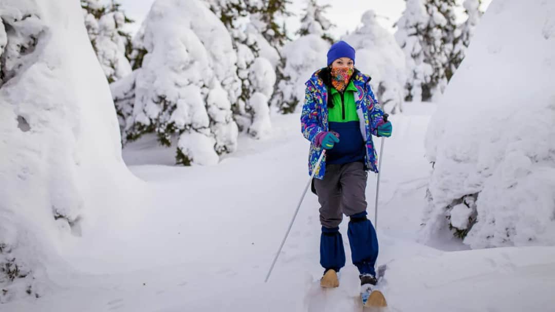 Jak zakładać komin na szyję, aby wyglądać stylowo i czuć się komfortowo