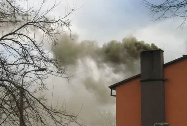 Dlaczego dym z komina leci w dół? Odkryj przyczyny i rozwiązania