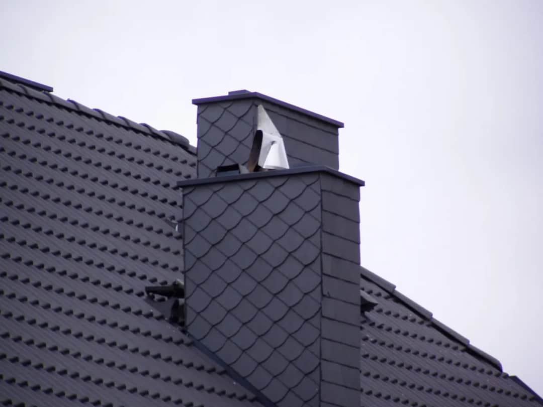 Jaką nasadę na komin wentylacyjny wybrać, aby uniknąć problemów?