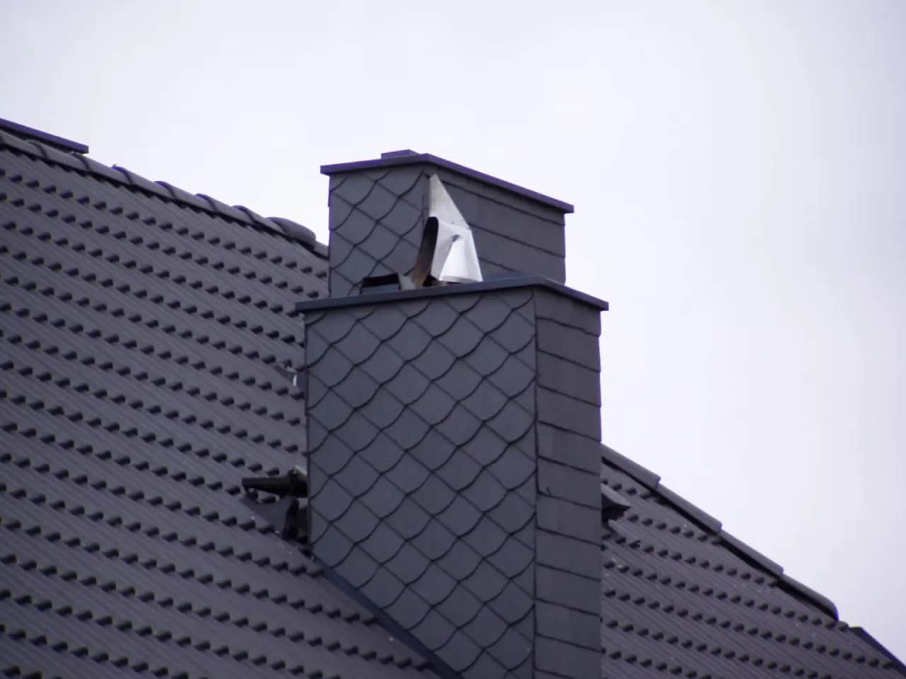 Jaką nasadę na komin wentylacyjny wybrać, aby uniknąć problemów?