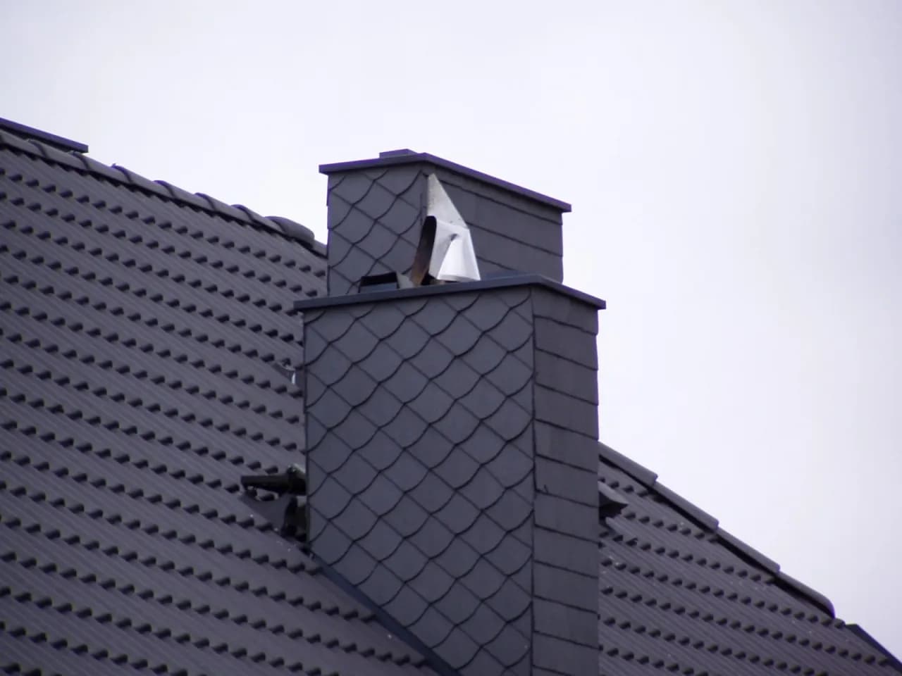 Jaką nasadę na komin wentylacyjny wybrać, aby uniknąć problemów?