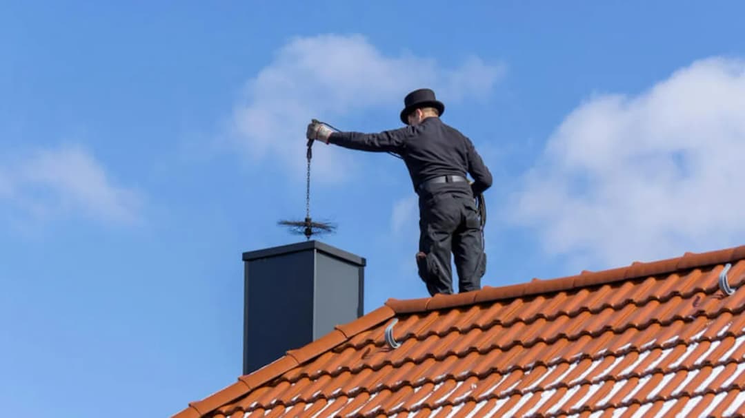 Skuteczne metody czyszczenia komina – uniknij niebezpieczeństw i kosztów