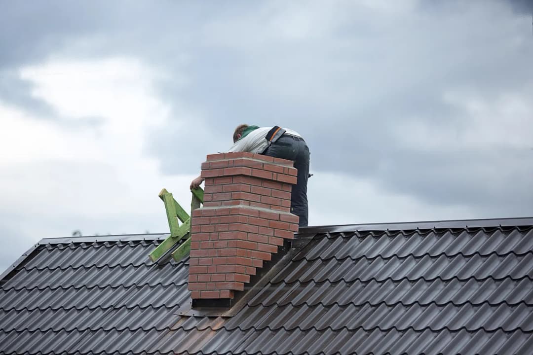 Komin systemowy: zaprawa czy klej? Kluczowe różnice i porady